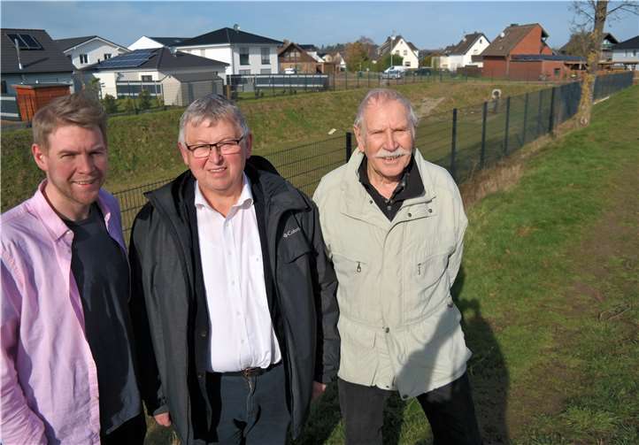 (v.r.) Ortsvorsteher Hermann Leuning, Bürgermeisterkandidat Dr. Christian Böse und SPD-Vorsitzender Tobias Leuning vor dem Regenrückhaltebecken an der Euskirchener Straße in Heimerzheim. Foto: privat
