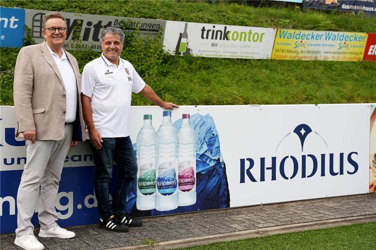 (v.r.) Rolf Hübner (Geschäftsführer Rhodius) und Martin Fuchs (Vorstand Abt. Fußball des SV Eintracht Mendig 1888 e.V.).  Foto: privat