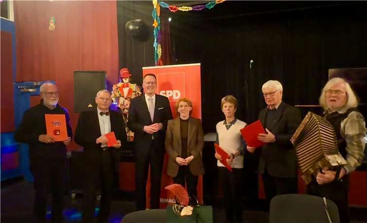 (v.r.) Rolf Plewa, Klaus Arndt, Dagmar Arndt, Susanne Müller, Michael Ebling, Knut-Hendrik Schaefer, Reinhold Viehoff (in Vertretung von Daniel Viehoff).  Foto: Lisa Fischer