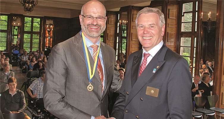 (v.r.) Rotary-Govenor Erich Bauer verlieh Gerald Lichter vom Rotary Club Neuwied-Andernach die Paul-Harris-Medaille.