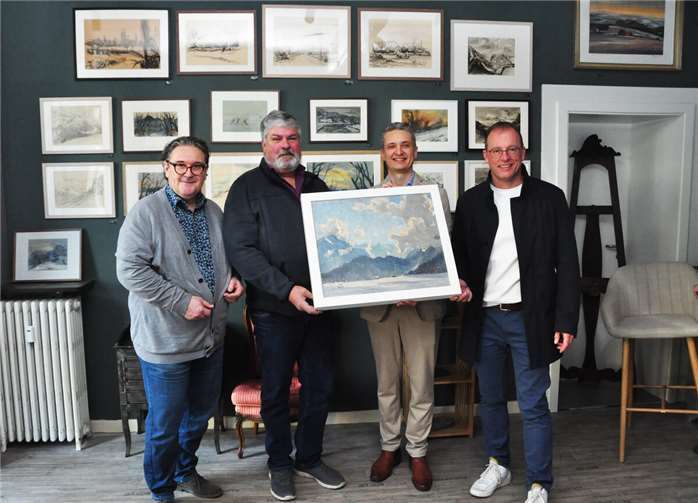 (v.r.) VG-Bürgermeister Jörg Lempertz, Galerist Peter Kretek, der Mendiger Stadtbürgermeister Achim Grün und VG-Wirtschaftsförderer Jürgen Zinken.  Fotos: Bernd Schmitz