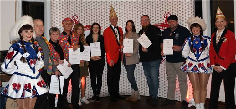 (v.r.) Vorsitzende Anna Sauer, Gardemädel Maren Kloczeck, Ulrich Thörmer, Lukas Sauer, Laura Korn, Elferratspräsident Günter Groß, Lea Unkelbach, Annika Kost, Gerd und Brigitte Hickl, Diethelm Keiper sowie Gardemädel Sarah Jaeger.