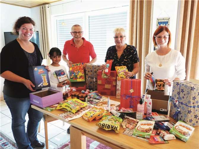 (v.r.) Während draußen goldenes Oktoberwetter herrschte, packten Stephanie Daub, Erika und Peter Wölwer mit ihrem Enkelkind Joyce Bemfert sowie Nadine Soetebier bereits die ersten Weihnachtspäckchen. Foto: FRE