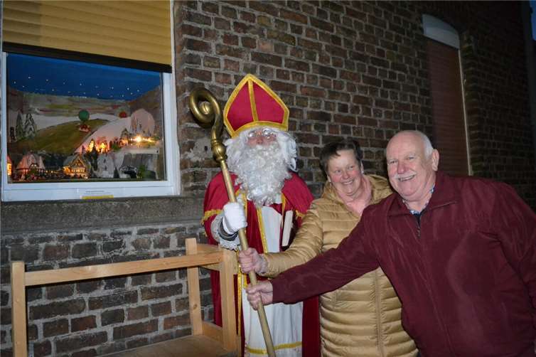 (v.r.) Wolfgang Söller und Karin Lehnen-Söller hatten Besuch vom Nikolaus.  Foto: Eberhard Thomas Müller