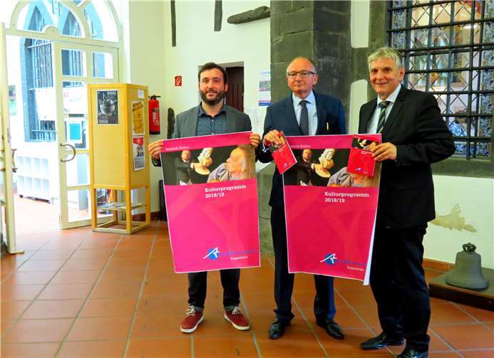 (v.re.) Bürgermeister Claus Peitz, Oberbürgermeister Achim Hütten und Hannes Mager, derzeit Schwangerschaftsvertretung für die Kulturamtsleiterin, präsentierten das Kulturprogramm der Stadt Andernach.MKA