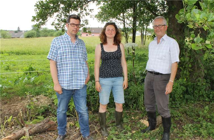 (v.re.) Der Erste Stadtbeigeordnete Gerd Frink und Frederike Arnold sowie Markus Kuch von der Grünflächenverwaltung haben sich vor Ort ein Bild gemacht.Foto: privat