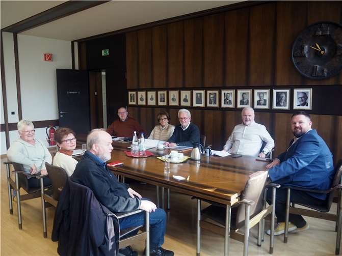(v.r.n.l.): Bürgermeister Christoph Mohr, Manfred Hendrichs (Vorsitzender), Rita Rehfisch, Erster Beigeordneter Bernhard Wiemer, Kätheliese Simon, Ulrike Matz, Werner Kroneberger. Foto: Stadt Bendorf
