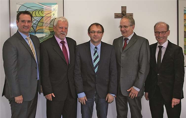 (v.r.n.l.) Bürgermeister Georg Hollmann, Werner Kroth, Markus Roth, Egon Bröhling und Erster Beigeordneter Thomas Przybylla. privat