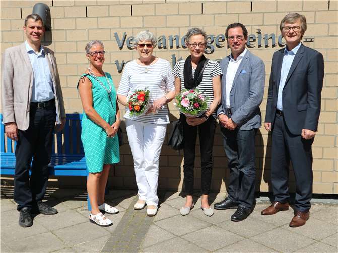 (v.r.n.l.): Bürgermeister Hans-Günter Fischer, Pastor Lothar Anhalt, Erika Dillmann, Hannelore Grunwald, Monika Profitlich, GF Ralf Dötsch. privat