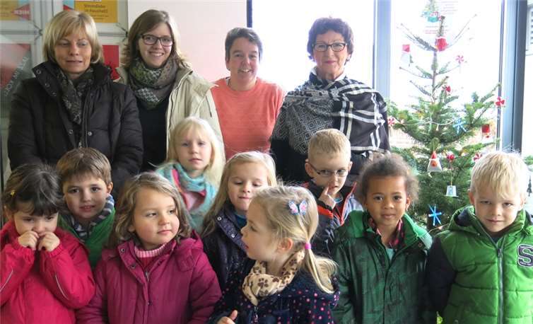 (v.r.n.l.) Bürgermeisterin Renate Offergeld, Silvia Klemmer (Fachbereich III), die Erzieherinnen Michelle Lohmer und Petra Schäfer mit den „Kleinen Strolchen“ aus Oberbachem. Gemeinde Wachtberg