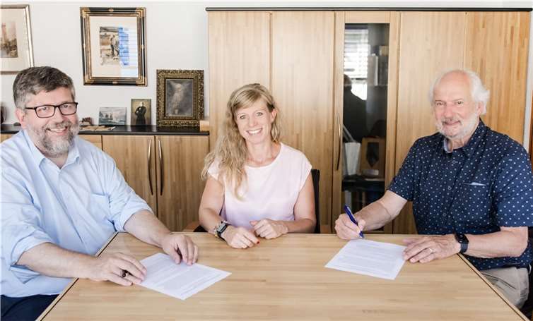 (v.r.n.l) Dr. Reinhold Jansen, Johanna Liebfried und Bürgermeister Lambertz bei der Unterzeichnung einer Interessenbekundung.  Foto: Foto Gossler