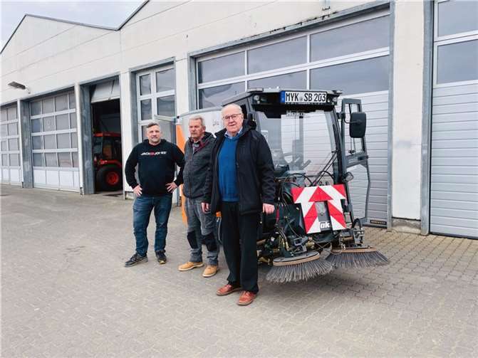 (v.r.n.l).: Erster Beigeordneter Bernhard Wiemer, Vorarbeiter Bernd Riedel, Koordinator Florian Acht. Foto: Stadt Bendorf