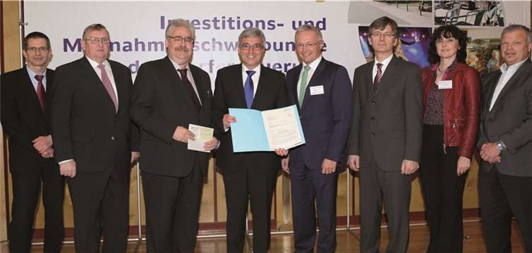 (v.r.n.l.): Klaus Stumpf, Abteilungsleiter der Abteilung Infrastruktur im Innenministerium, Georg Engels, 1. Beigeordneter von St. Katharinen, Willi Knopp, Ortsbürgermeister von St. Katharinen, Innenminister Roger Lewentz, Achim Hallerbach, 1.Kreisbeigeordneter des Landkreises Neuwied, Hans-Günther Fischer Bürgermeister der Verbandsgemeinde Linz, Margit Rödder-Rasbach, Dorferneuerungsbeauftragte des Landkreises Neuwied, Hans Robert Pütz, Beigeordneter der Ortsgemeinde St. Katharinen. privat