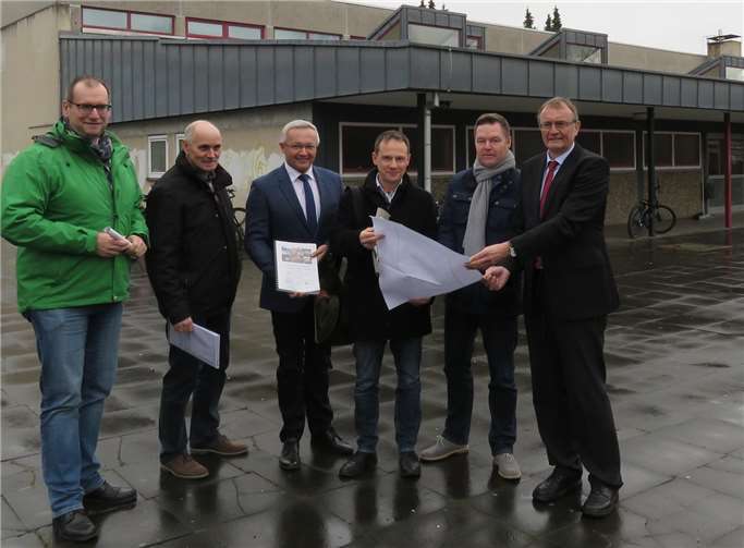 (v.r.n.l.): Landrat Rainer Kaul, Schulleiter Mike Klüber, Kreisklimaschutzmanager Oliver Franz, der erste Kreisbeigeordnete Achim Hallerbach, Projektleiter Friedhelm Bartels, Immobilienmanagement der Kreisverwaltung, und der Leiter des Immobilienmanagements Rüdiger David freuen sich über den Eingang des Förderbescheids für die energetische Sanierung der Sporthalle der Heinrich-Heine Realschule Plus.