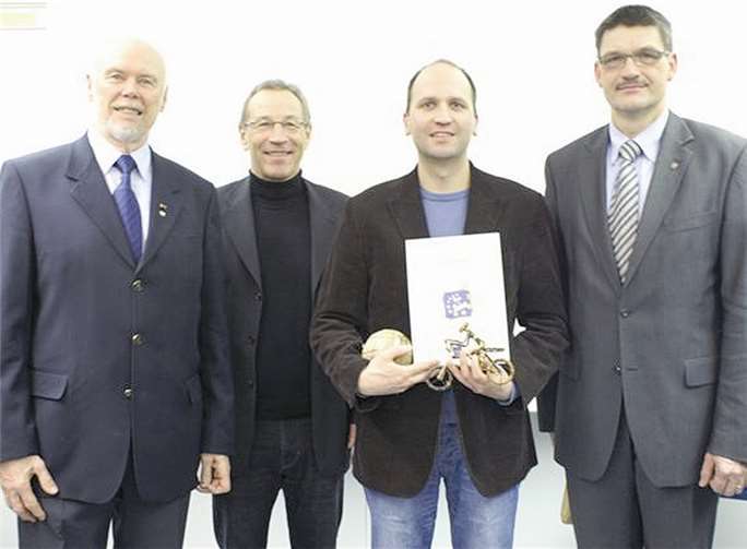 (v.r.n.l.) Landrat Schartz, Sportlehrer Marco Reiz, Akademievorsitzender Bernarding sowie der Vizepräsident des Sportbundes Rheinland, Hermann Kleber. privat