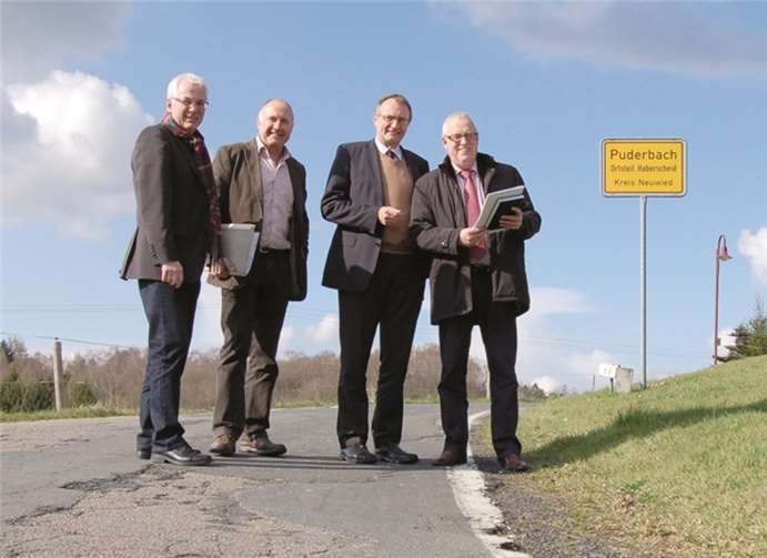 (v.r.n.l.) Landtagsabgeordneter Fredi Winter, Landrat Rainer Kaul, Wilfried Rüdig (Kreisverwaltung Neuwied) und der Bürgermeister der Verbandsgemeinde Puderbach, Volker Mendel, vor Ort. privat