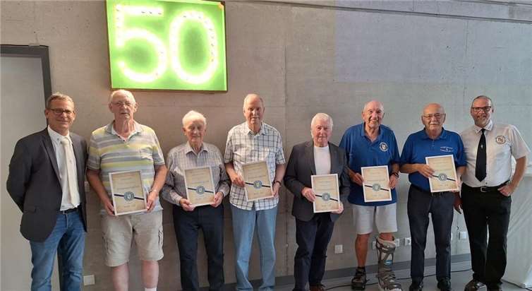Jubiläumsfeier mit neuer Königin: Irene Hack siegt beim Königsschießen v.r.n.l. M.Mollberg, Gründungsmitglieder: W.Kröll, J. Schneider, H.T.Schmitz, N.Stopperich, F.Huhn, H.W. Frings, N. Halft 1.Vorsitzender d. Dorfgemeinschaft St. Katharinen. Nicht im Bild vertreten, doch für ihre Verdienste geehrt : K.J.Rings, W. Olligschläger, W. Spitz.