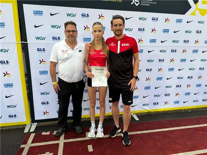 v.r.n.l. Michael Röder, Franziska Schulz, Nico NübelNach dem Rennen konnte sich der Vorsitzende der DJK Ochtendung, Michael Röder, einige Minuten als Wettkampfrichter bei der DM freimachen und Franziska sowie Trainer Nico Nübel gratulieren.  Foto: Wolfgang Schulz