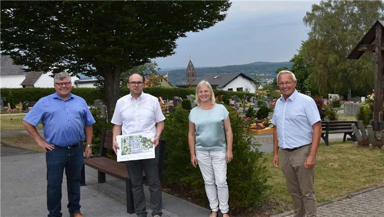 (v.r.n.l.) Ortsbürgermeister Stefan Betzing (2.v.l.) erläutert gemeinsam mit der 1. Beigeordnete Dagmar Gombert Landrat Achim Hallerbach (4.v.l.) und dem 1. Kreisbeigeordneten Michael Mahlert (1.v.l.) die Umgestaltungspläne vor Ort auf dem Friedhof der Gemeinde Dattenberg.Quelle: Kreisverwaltung