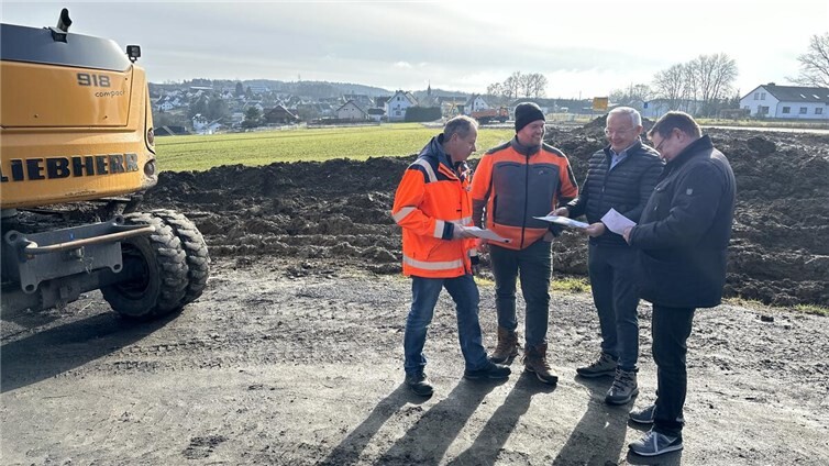 (v.r.n.l.) SWN-Geschäftsführer Stefan Herschbach, Landrat Achim Hallerbach, Geschäftsführer Paul Heibel von der Tief- und Straßenbaufirma Heibel sowie Lothar Ditscheid vom KWW schauten sich die Baustelle in der L270 an. Die Arbeiten sind erfolgreich abgeschlossen, nur noch letzte Restarbeiten an der Oberfläche stehen aus.Foto: Dennis Steinhardt/SWN