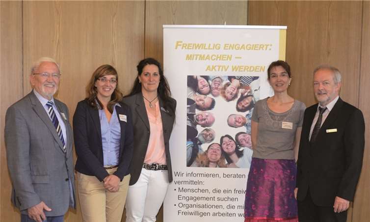 v.r.n.l. Sozialdezernent Hermann Allroggen, Andrea Eisele, Evangelische Erwachsenenbildung im Kirchenkreis an Sieg und Rhein, Birgit Binte-Wingen, Leiterin der Freiwilligen-Agentur der Diakonie an Sieg und Rhein, Antje Dinstühler, Leiterin des Kommunalen Integrationszentrums des Rhein-Sieg-Kreises und Ludwig Neuber, Neubürgerbeauftragter des Rhein-Sieg-Kreises. Privat