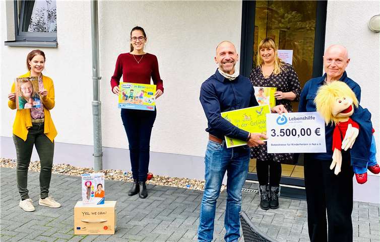 (v.r.n.l.) Ulrich van Bebber, Vorstandsvorsitzender der Lebenshilfe Kreisvereinigung Ahrweiler e.V. freut sich gemeinsam mit Nicole Falkenstein-Seifen, Schriftführerin, Verena Groß, Assistentin der Geschäftsführung, und Simone Schüller, Bereichsleitung der Frühförderung, über die großzügige Spende der Botzedresse, die von Jörg Groß (Mitte) übergeben wurde. Foto: privat