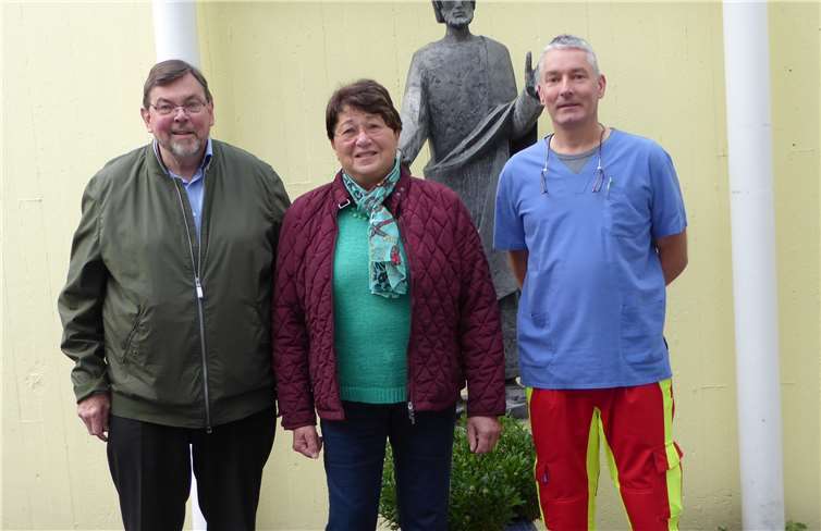 v.r.n.l. Vorsitzenden des Fördervereins Bernd Schiffarth, Hedwig Möseler und Anästhesist und Notarzt Dr. med. Eike Neubert. Foto: privat