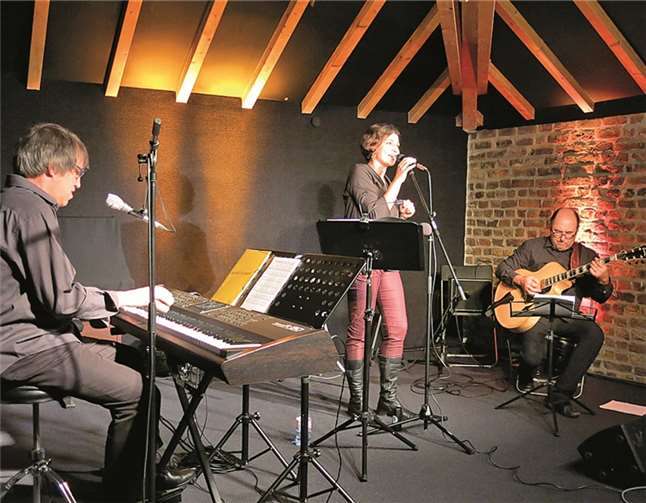 ‘wARTEZIMMER mit Annette Briechle (Gesang), Thomas Kreis (Gitarre) und Rolf von Ameln (Klavier). Gemeinde Wachtberg/mm