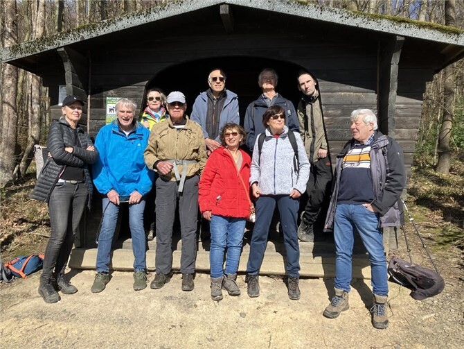 wanderer des Eifelvereins bei guter laune bei der sonntagswanderung.