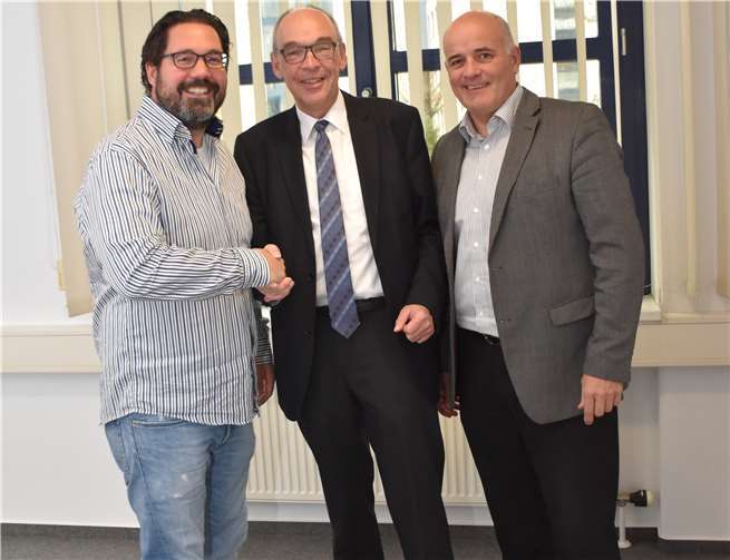 wfeg-Geschäftsführer Dr. Rafael Knauber überraschte den Gewerbeverein mit einer Spende für die Weihnachtsbeleuchtung (v.l.): Vorsitzenden des Gewerbevereins Oliver Wolf, wfeg-Geschäftsführer Rafael Knauber, Pressesprecher der Stadt Rheinbach Norbert Sauren.Foto: EICH