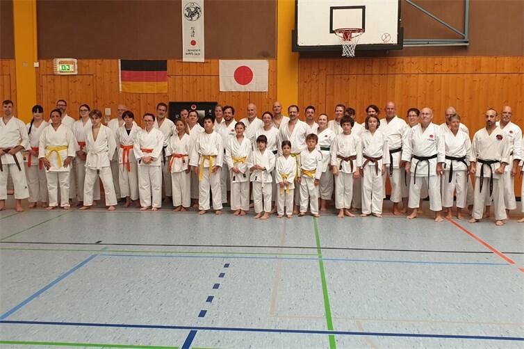 zahlreiche Karateka von Nah und Fern 