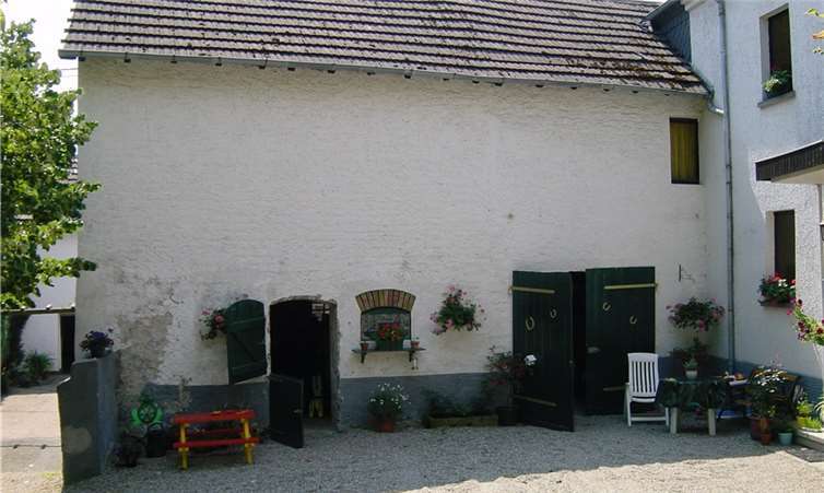 zeigt das Anwesen vor der Sanierung: