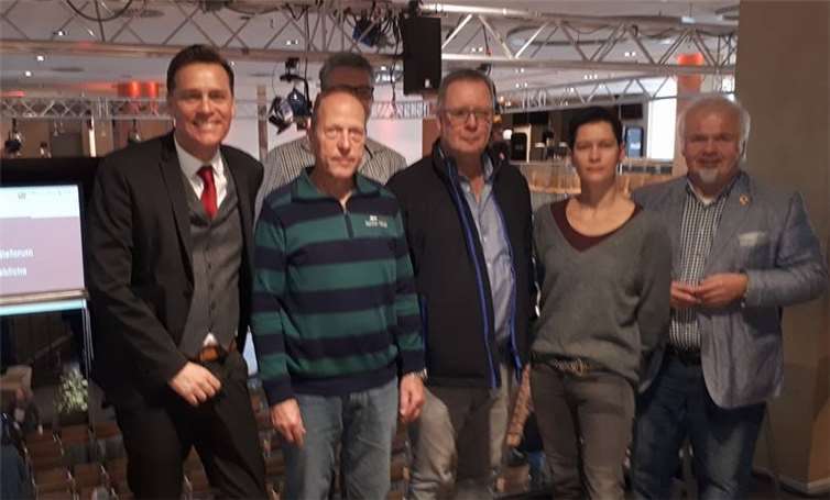 zeigt v.l.n.r.: Holger Wienpahl (Moderator), Ralph Sommer, Ralf Schneider, Klaus Specht (Polizeiinspektion Bendorf), Ines Lindemann-Günther (Personalratsvorsitzende Stadt Bendorf) und Ferhat Cato (ver.di Vertrauensleutesprecher). privat