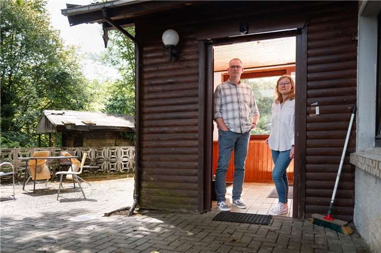 zwei der Koordinatoren von „Housing First“, Thomas Jung (VG Westerburg) und Nadine Kröller (Regionale Diakonie Westerwald) in einer Notunterkunft. Foto: Peter Bongard