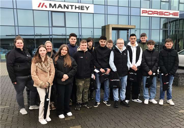 zwölf Schülerinnen und Schüler der Hocheifel Realschule Plus in Adenau samt Begleitern erhielten einen spannenden Einblick in die Arbeit der Manthey Racing GmbH. Foto: privat