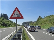 02.02.: Fataler Aufprall am Stauende: Fahrer eines Transporters und Kipplasters werden in ihren Fahr