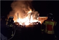 03.04.: Wohnwagen und Holzhütte in Flammen 