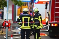 03.05.: Bonn: Großbrand in Mehrfamilienhaus: Flammen schlagen aus einer Wohnung im zweiten Stock