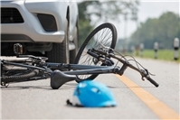 04.05.: 21-jährige Radfahrerin stürzt nach riskantem Überholmanöver in Bonn