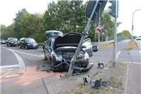 05.08.:Troisdorf: Opelfahrer kracht forntal gegen eine Ampel