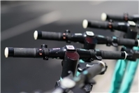 06.02.: E-Scooter-Fahrer frontal von einem PKW auf Zebrastreifen erfasst