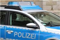 07.10.: Geplatzter Reifen - LKW kippt auf der B 256 um