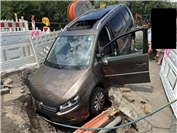 08.07.: PKW landet in Baugrube