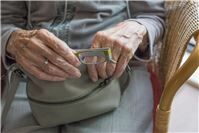 10.06.: Ablenkungsmanöver am Einkaufswagen: Ahnungslose Seniorin von Diebes-Duo abgezockt