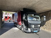 10.09.: Festgefahrerener LKW sorgt für Verkehrsbehinderung