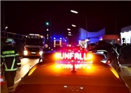 11.02.: Unfall auf der B42 - PKW kollidiert mit Laterne 