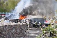 11.04.: Brand bei Recyclingfirma in Ochtendung: Löscharbeiten ziehen sich bis in die Abendstunden