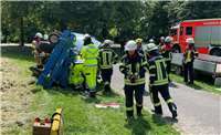 12.06.: Traktor in Beuel kippt um - Arbeiter eingeklemmt