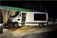 14.01.: Westerwald: Transporter kracht in Pferdestall