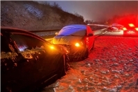 15.02.: B256: Zwölf Autos in Verkehrsunfall verwickelt: Acht Personen wurden verletzt